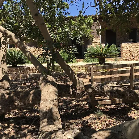 Dammusi Cala Galera * Lampedusa