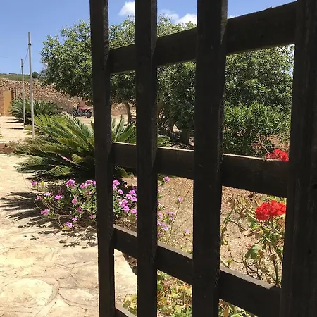 Dammusi Cala Galera * Lampedusa